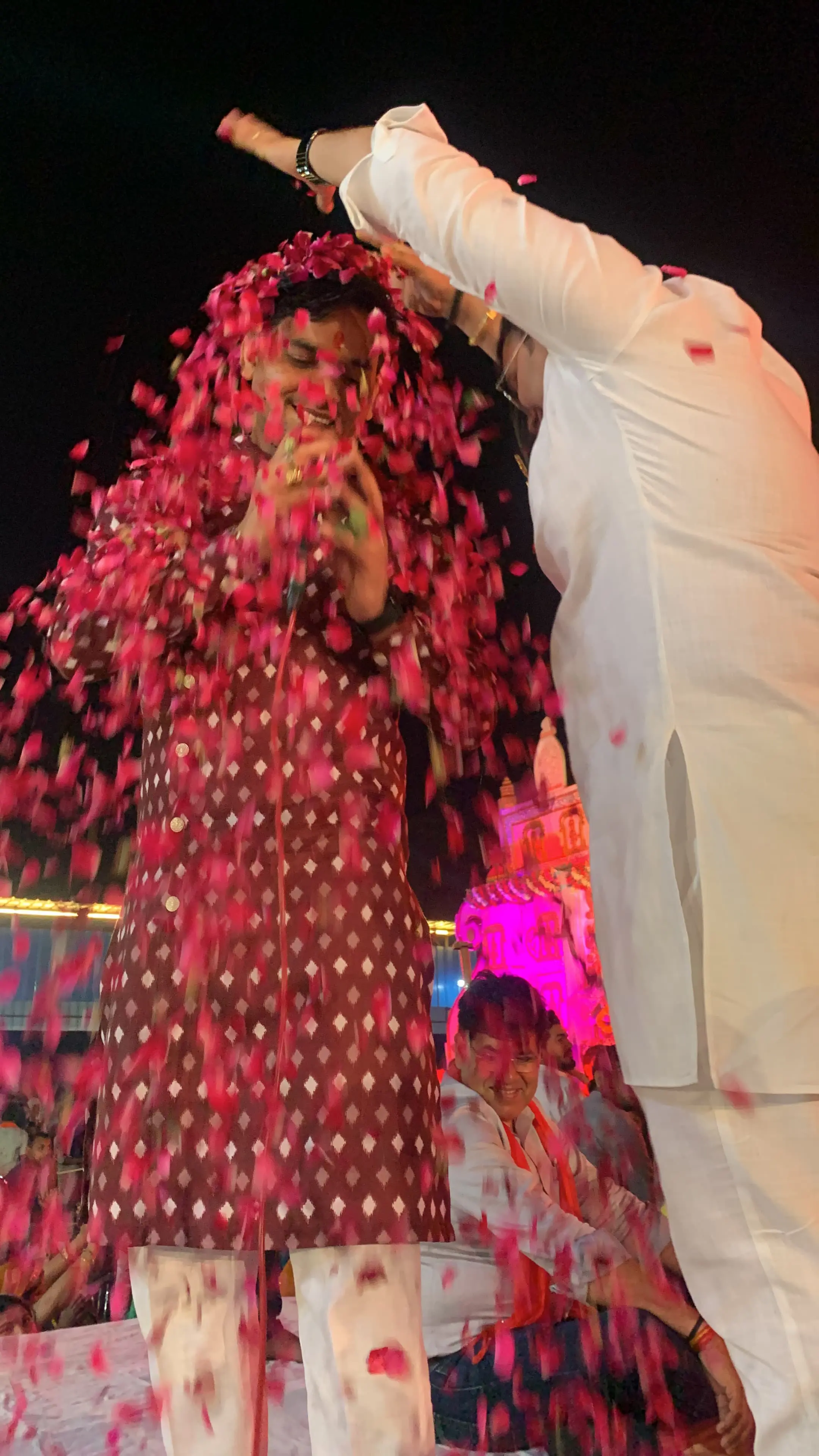 मनीष शर्मा भजन संध्या फूलों की बारिश - Flower Shower Bhajan Event